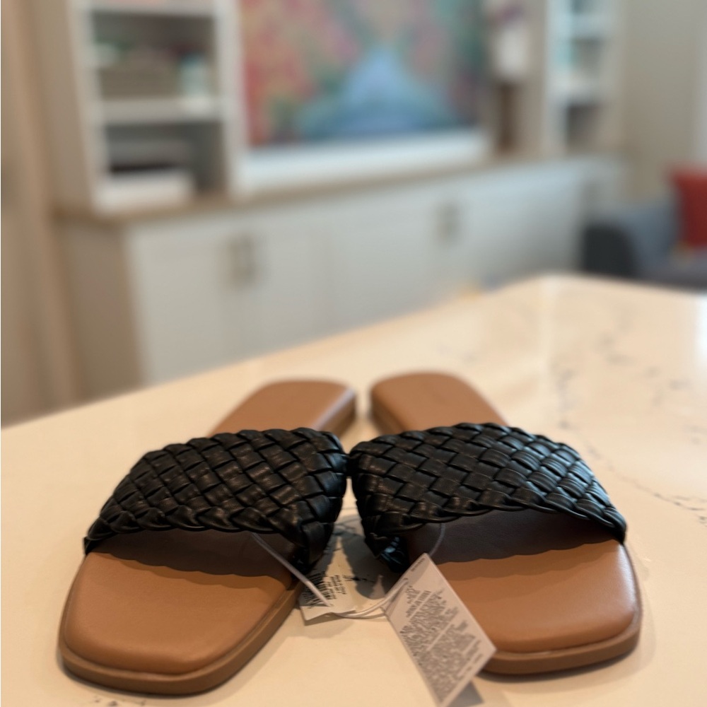 Old Navy Black and Tan Women's Sandals
